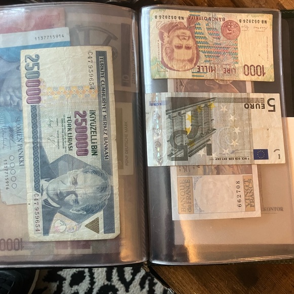 Vintage and old coins and currency around the world - Picture 7 of 10